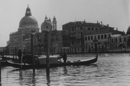 Schiffe in den Kanälen von Venedig