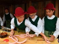 Kinder machen Wurst in mittelalterlicher Kleidung © KulturErben