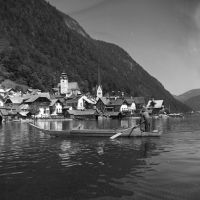 Hallstatt am Hallstättersee mit Schiffer auf dem Wasser