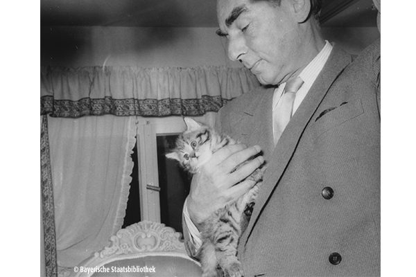 Foto von Franz Beckenbauer beim durchgehen seiner Fanpost