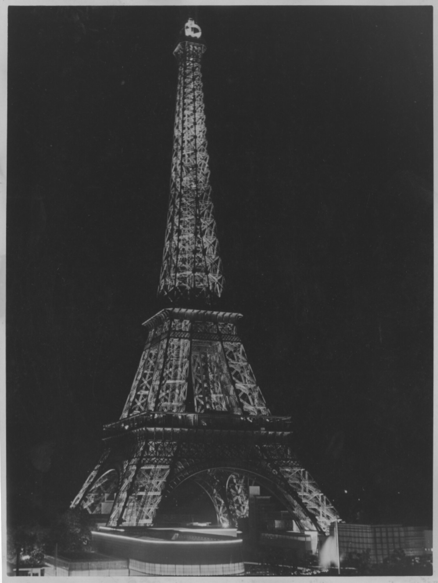 Nachtaufnahme des Pariser Eiffelturms