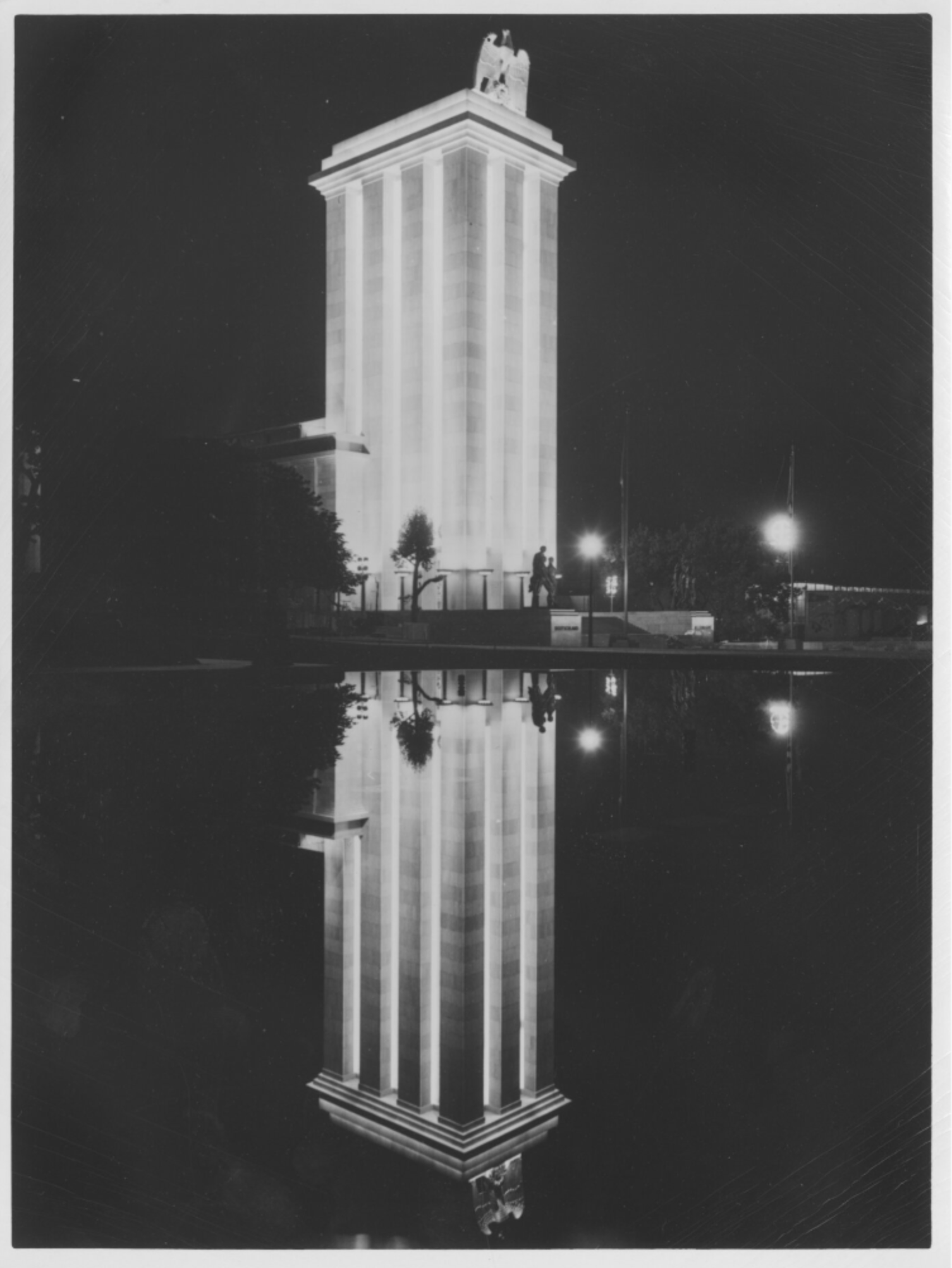 Nachtaufnahme des Deutschen Pavillons