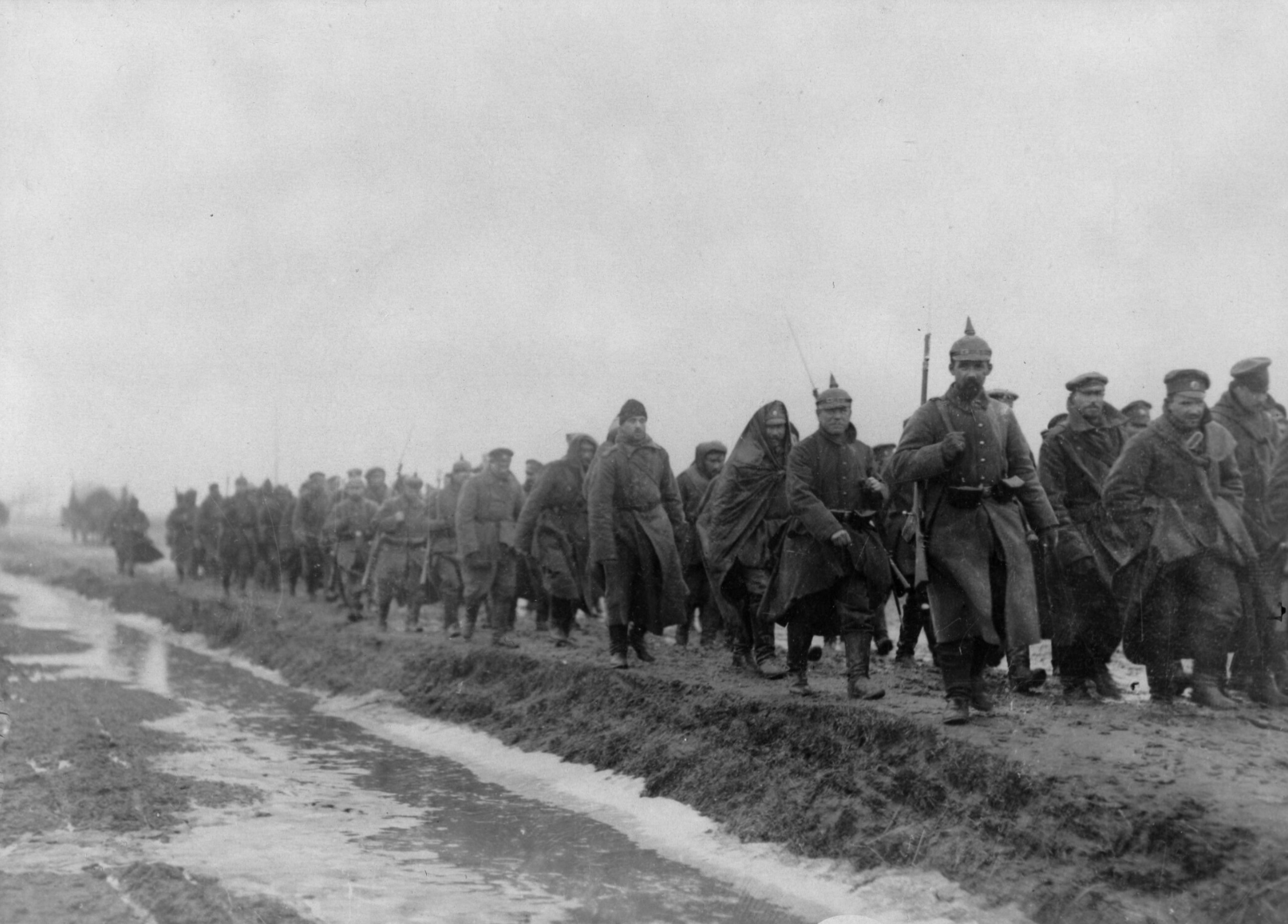 Deutsche Soldaten mit russischen Kriegsgefangenen 1915 bei Warschau