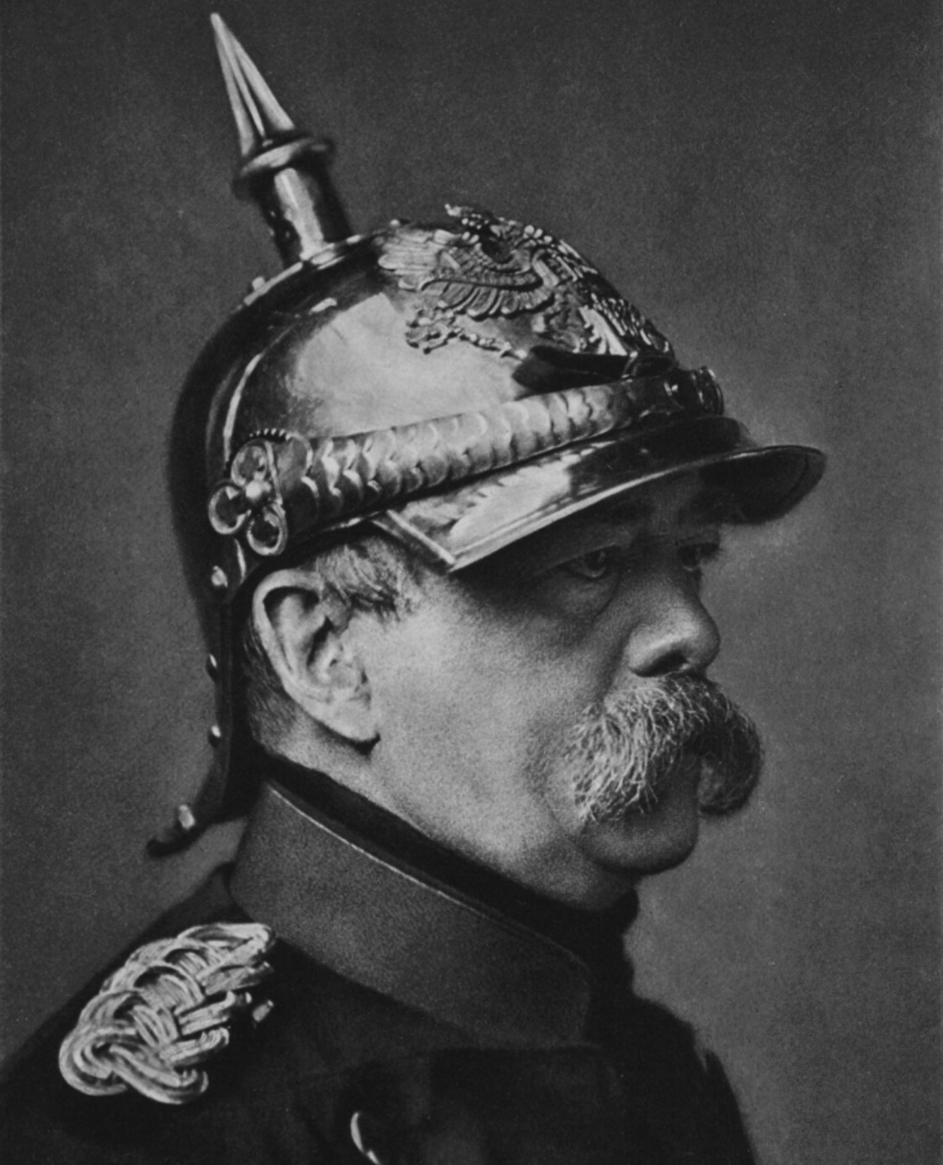 Otto von Bismarck mit Pickelhaube