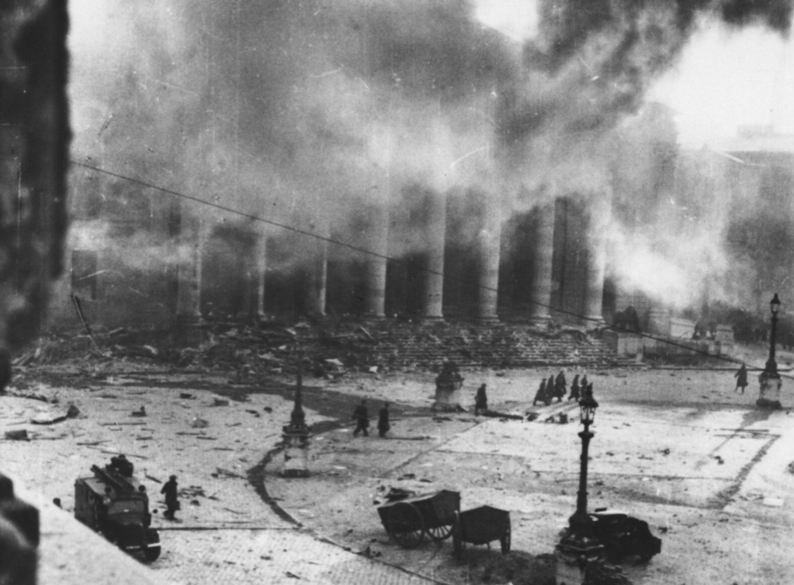 Bayerische Staatsoper 1944 nach Luftangriff