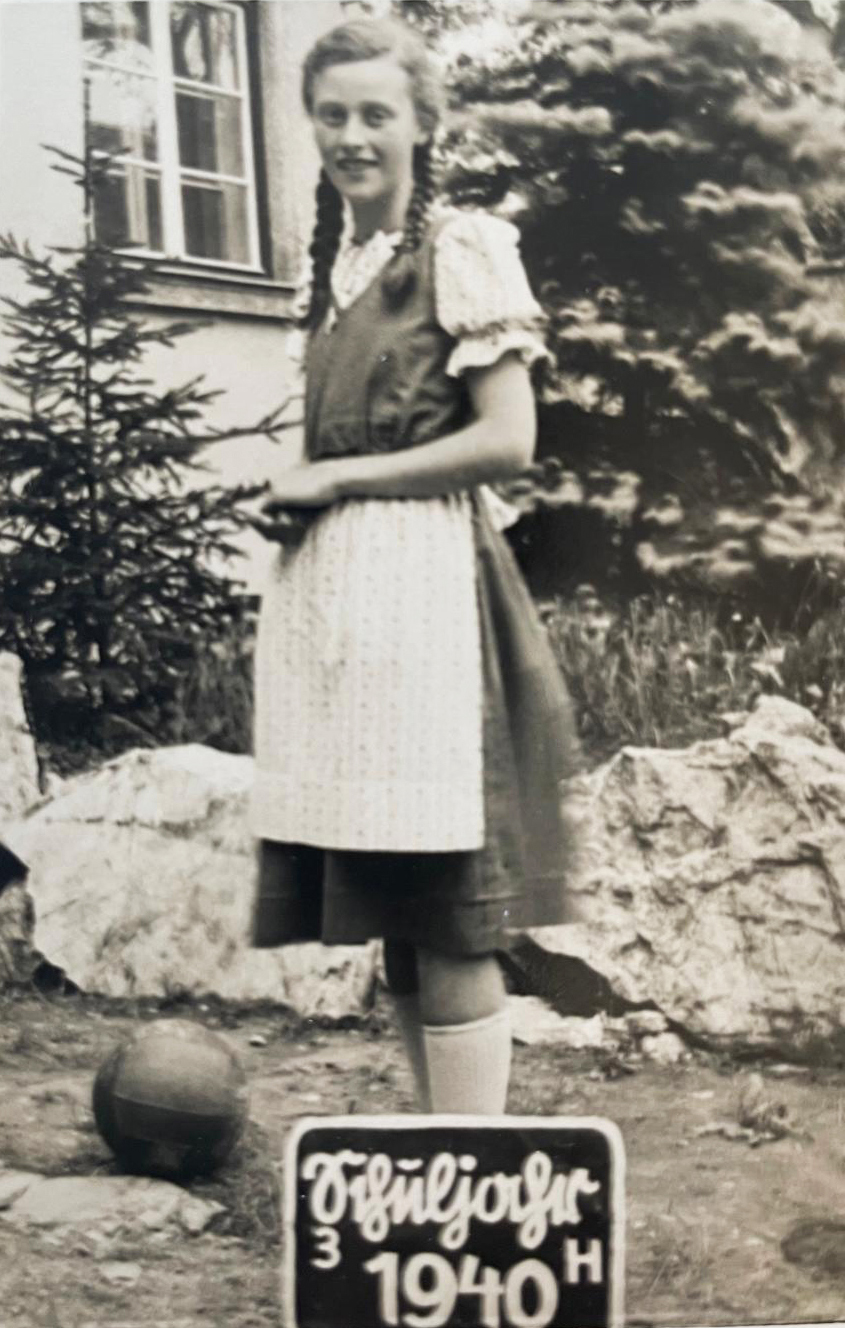 Johanna 1940 auf einem Schulfoto