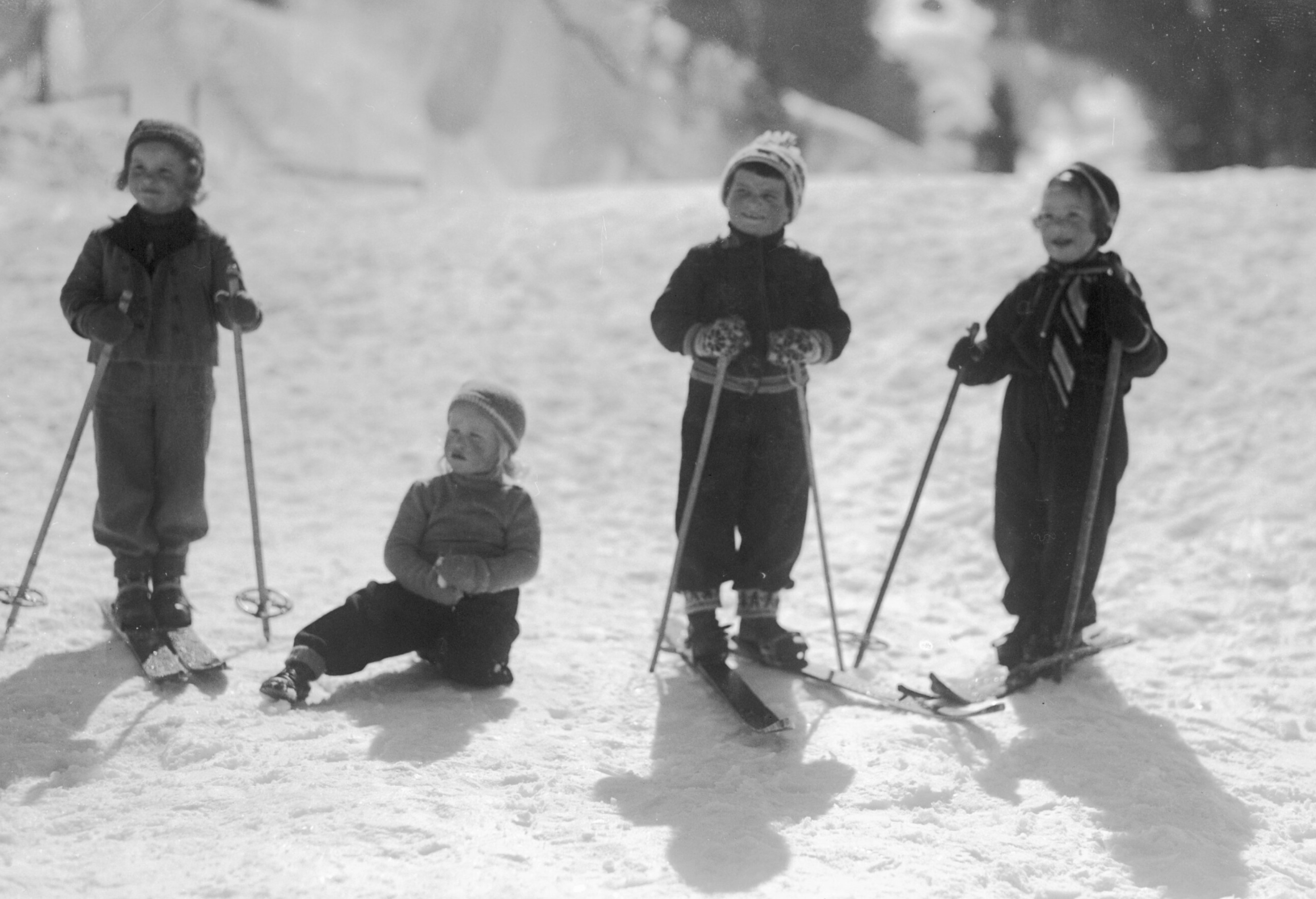 Kinder beim Skifahren um 1920