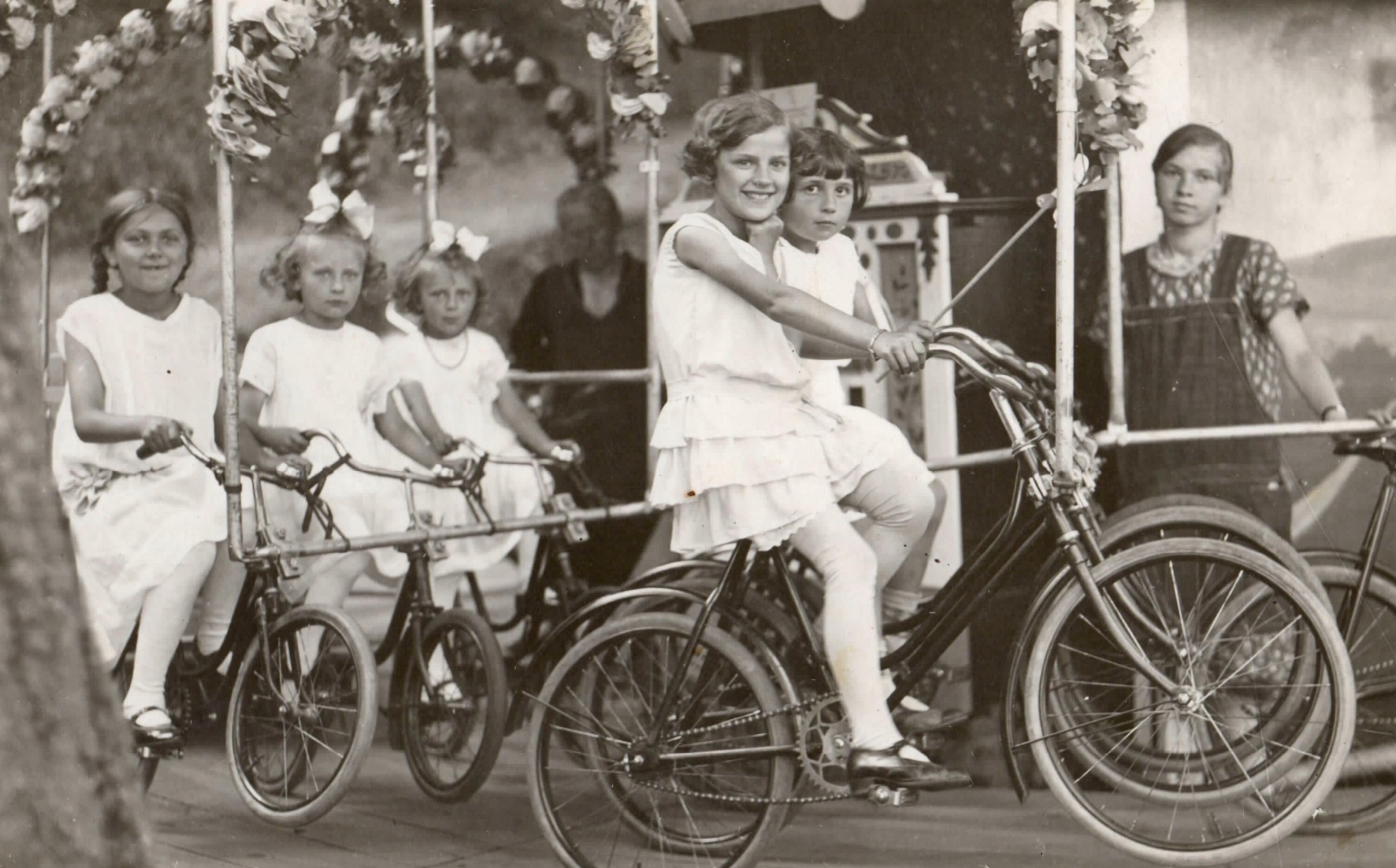 Kinderkarussell um 1920