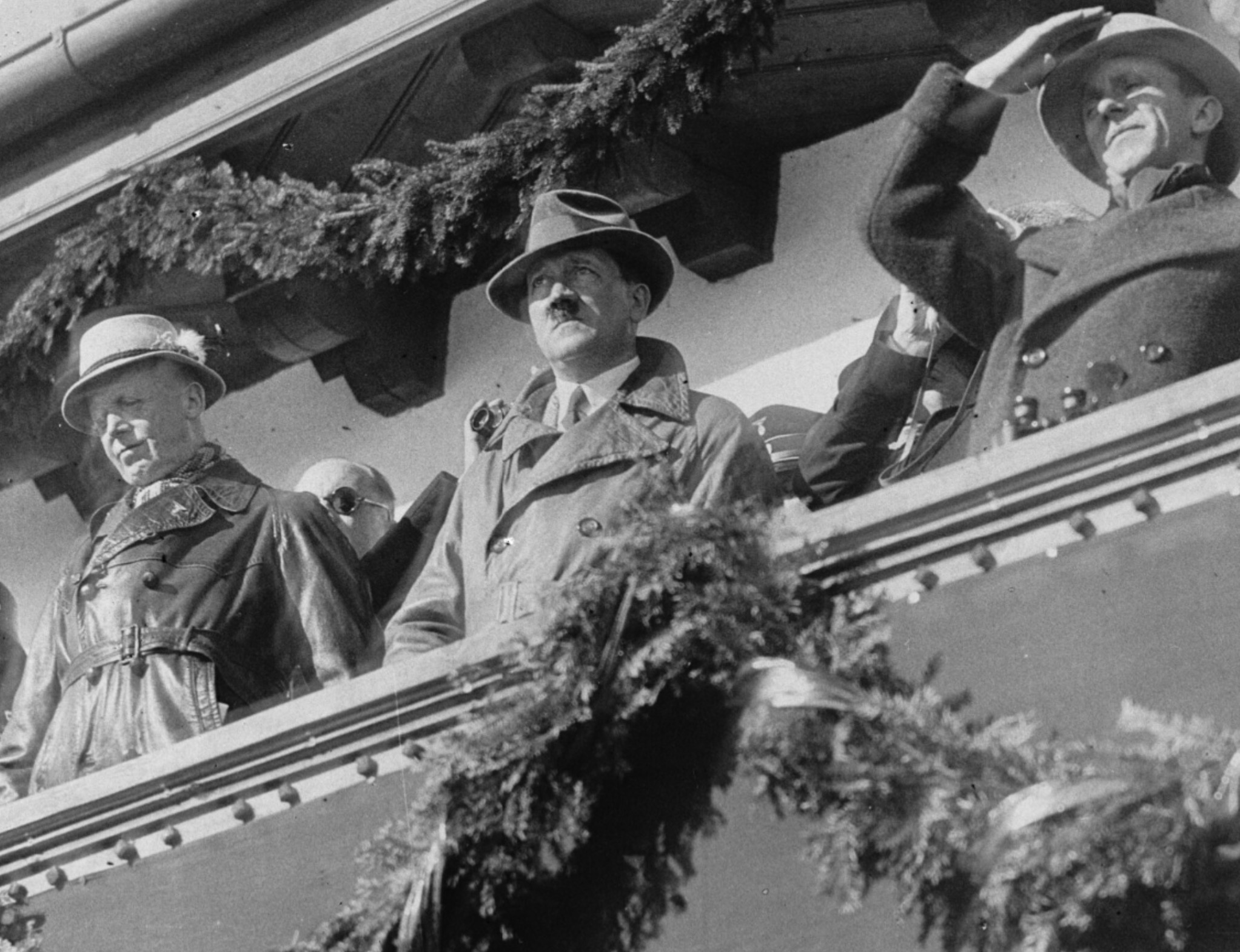 Hitler auf einem Balkon