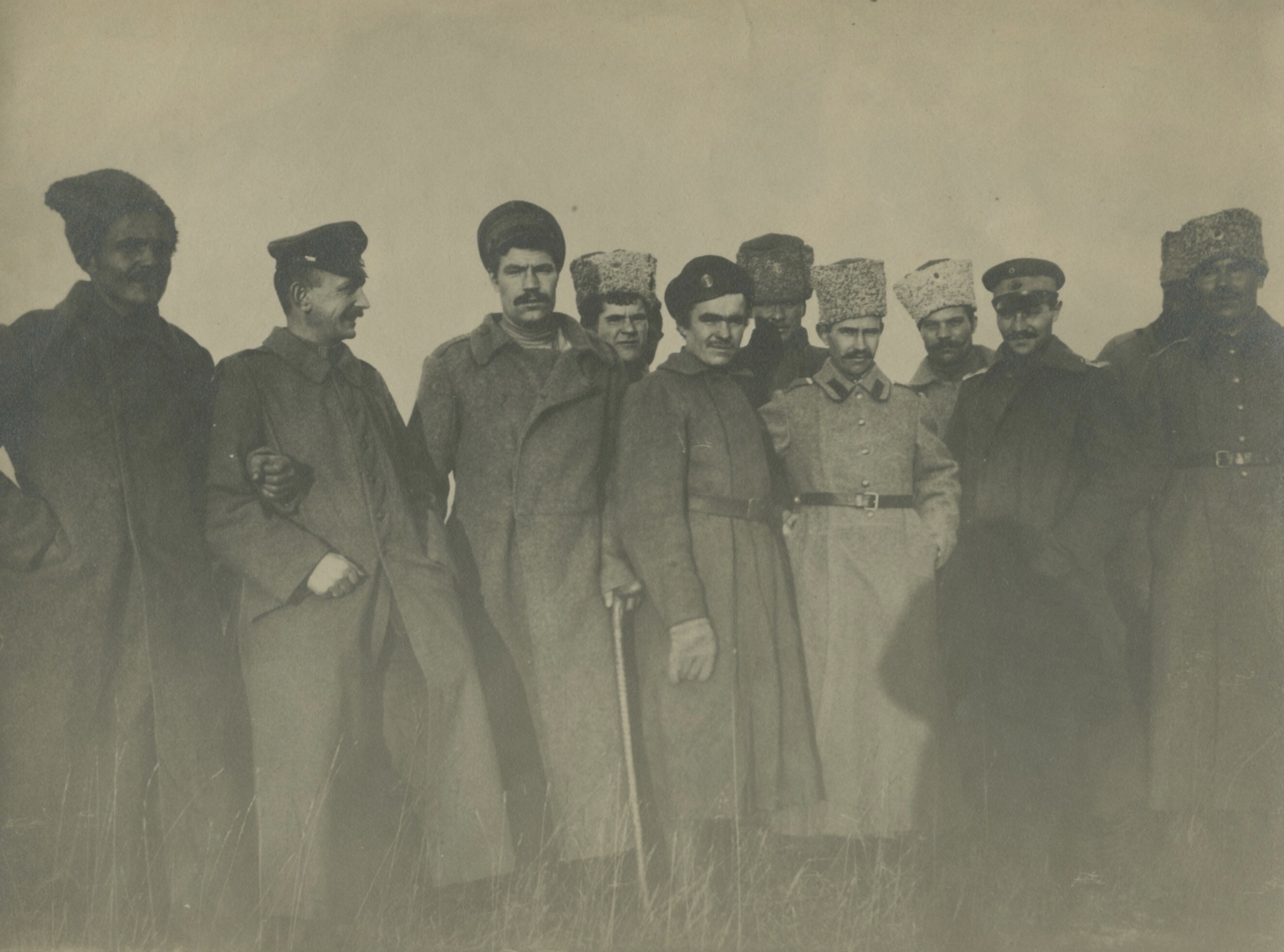 Deutsche und Russische Soldaten nach russischem Waffenstillstand im Dez. 1917