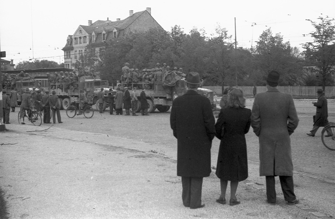 Foto eines US-GIs neben einem Auto mit dem Schild Rama dama Schutträumaktion München