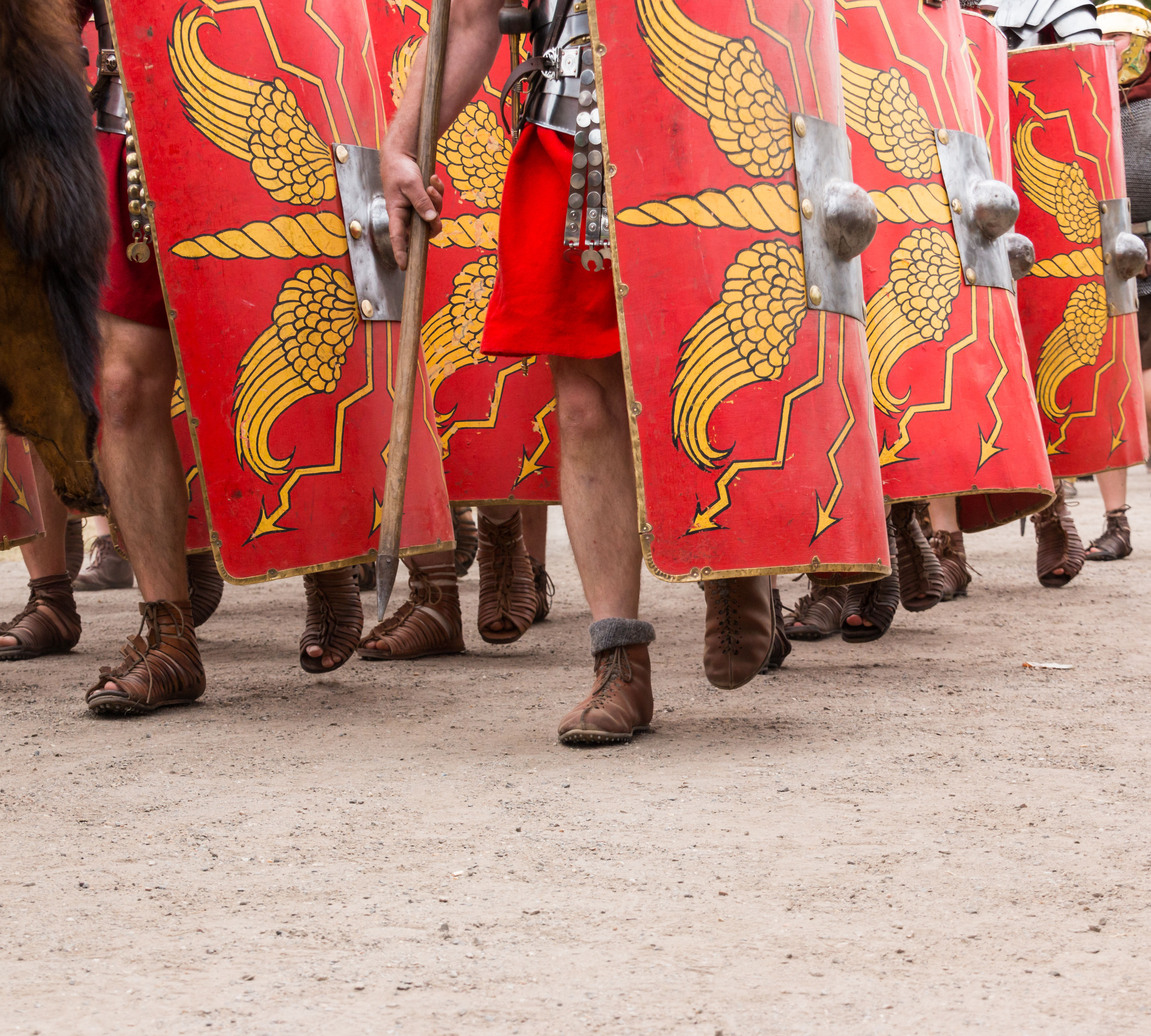 Römische Soldaten marschieren