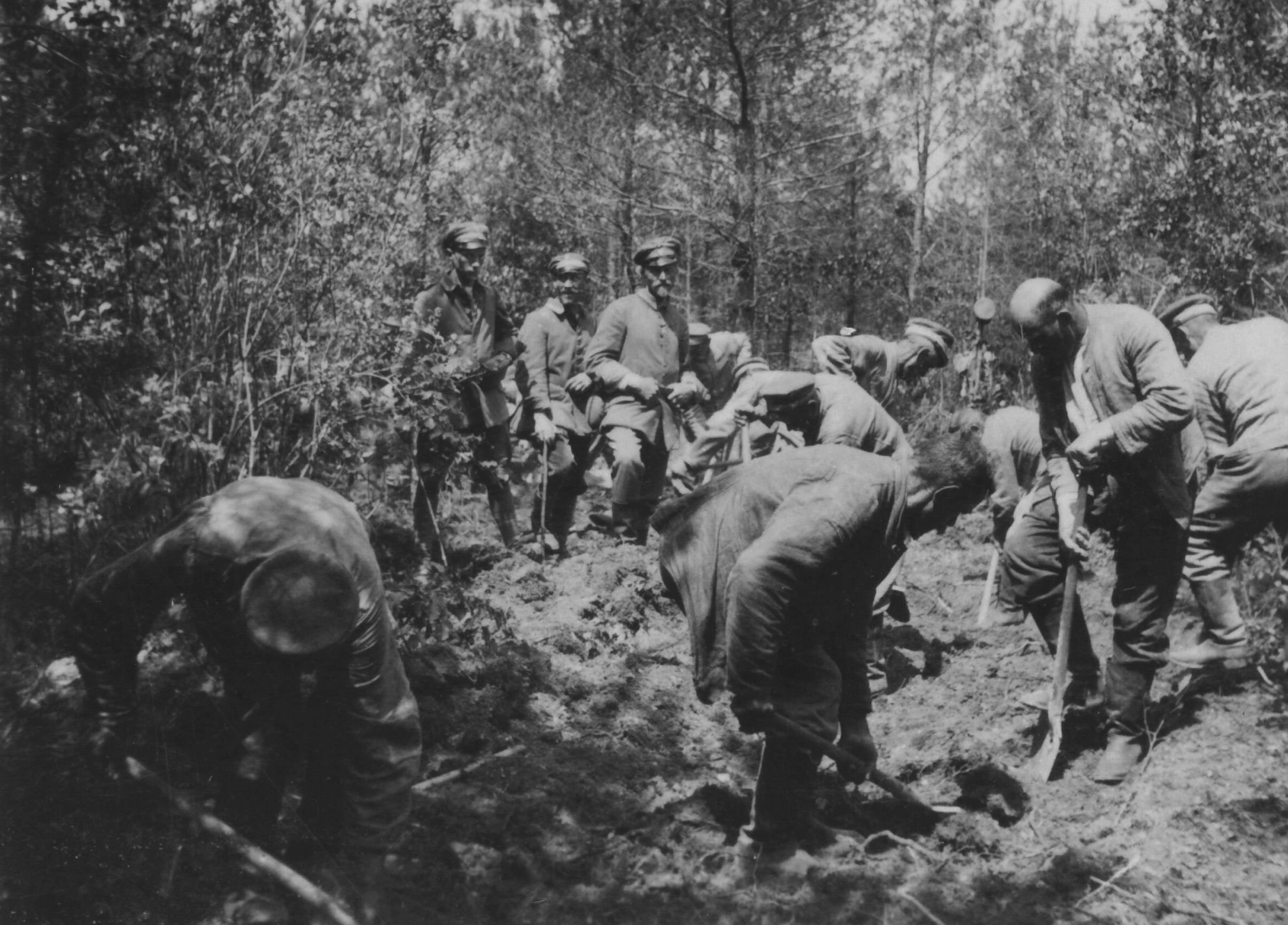 Deutsche Soldaten heben einen Schützengraben in Frankreich aus.