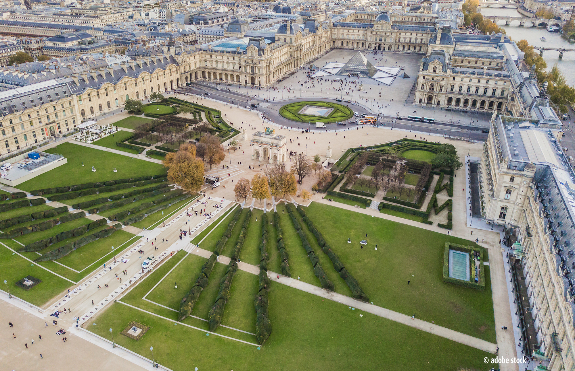 Luftaufnahme vom Louvre