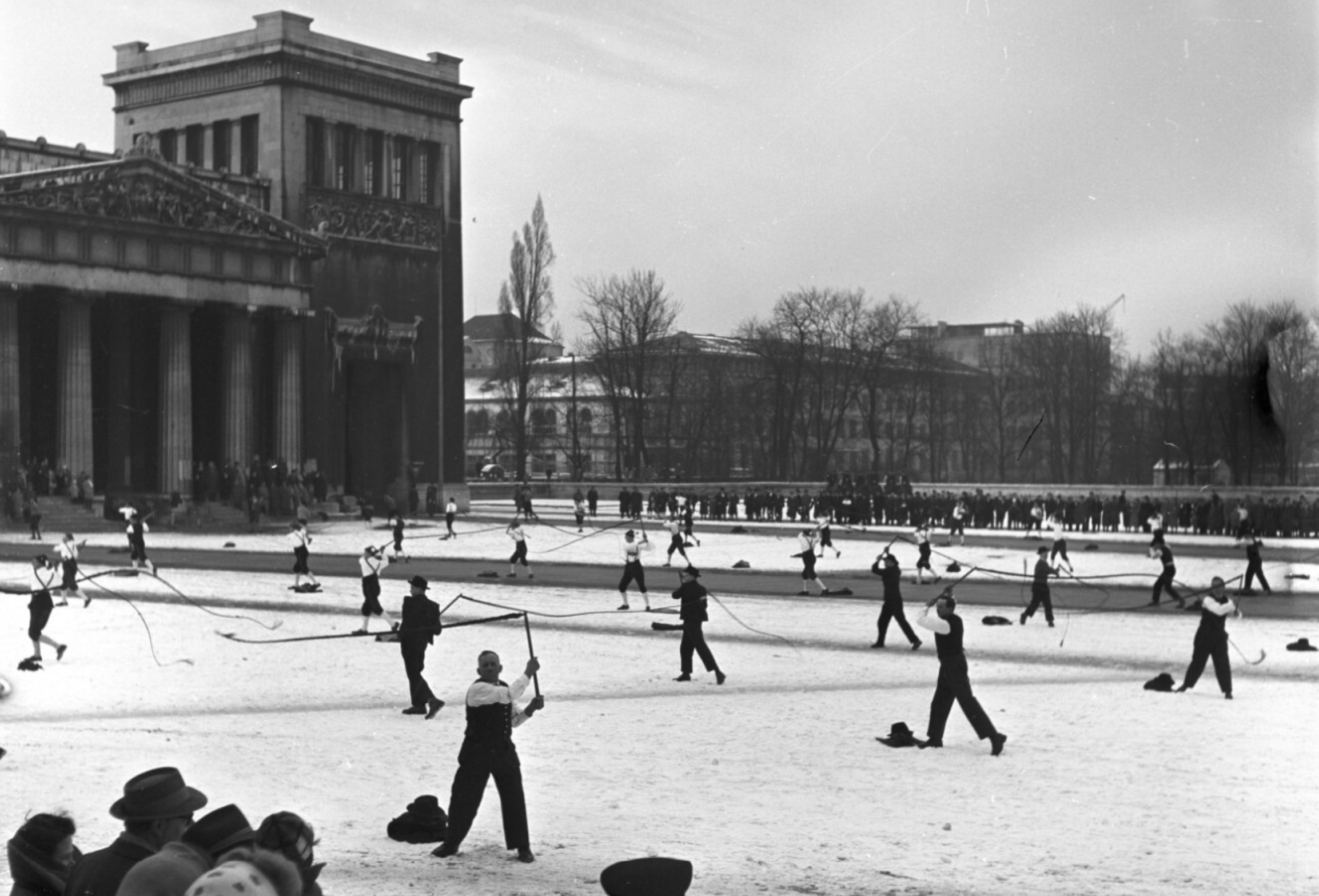 Faschingsschnalzen München Königsplatz um 1955
