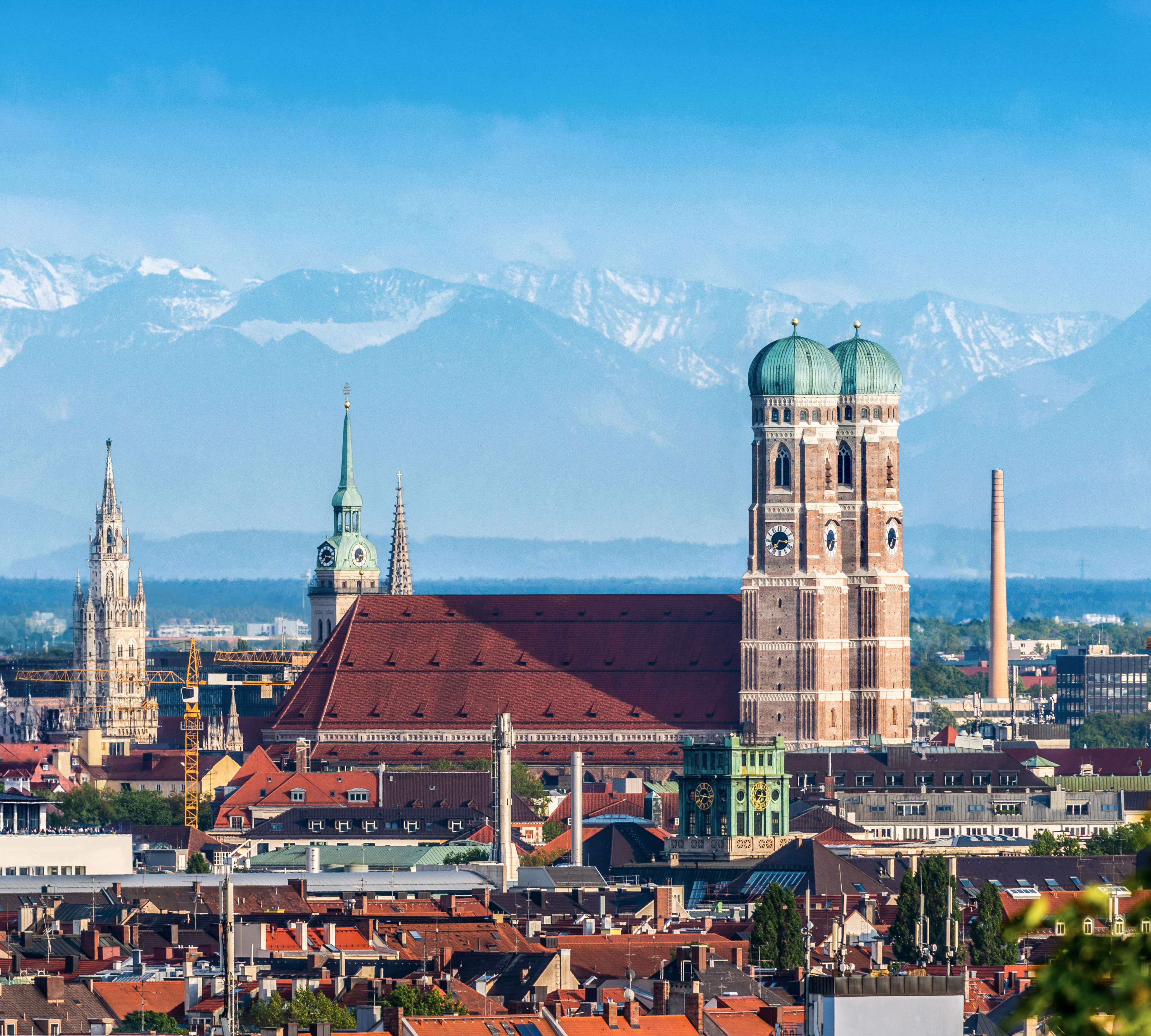 Bild von der Frauenkirche München vor den Alpen