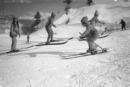 Kinder beim Skifahren im Wettersteingebirge um 1902/30