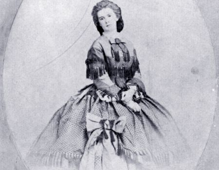 Marie Sophie stehend fotografiert