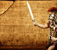 Foto einer Steintafel mit Lateinischer Schrift und einem römischen Legionär