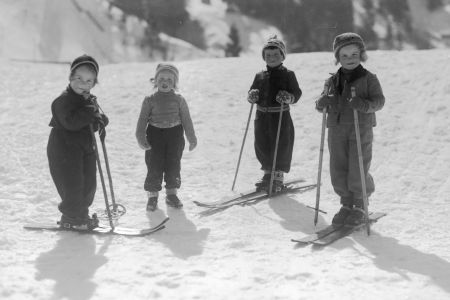 Kinder beim Skifahren im Wettersteingebirge um 1902/30