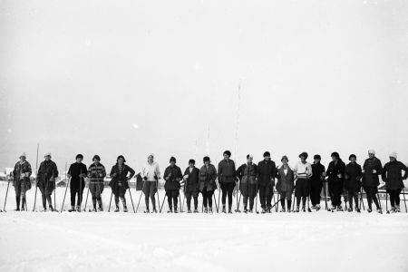 Sch&uuml;lerinnen beim Skifahren 1925