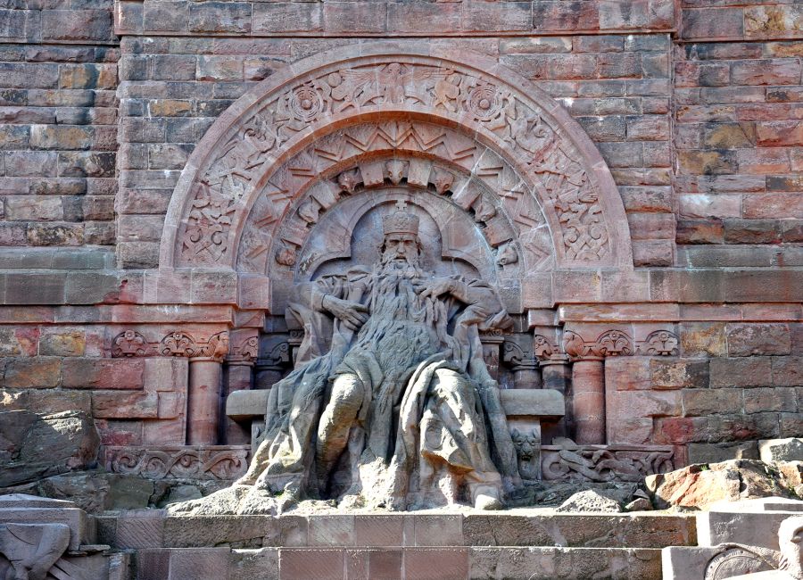 Statue von Kaiser Friedrich I. (Barbarossa) am Kyffhäuser-Denkmal ©Adobe Stock