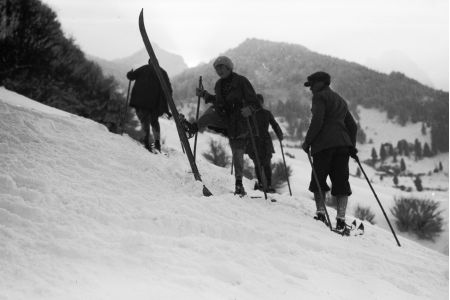 Sch&uuml;lerinnen beim Skifahren 1925