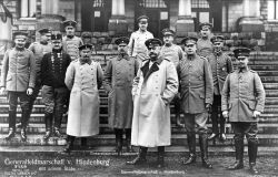 Hindenburg mit seinem Stab