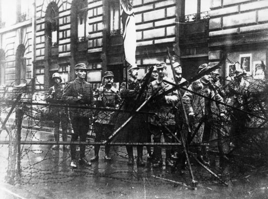 Barrikaden am bayerischen Kriegsministerium in der Münchner Schönfeldstraße © Bayerische Staatsbibliothek Bildarchiv hoff-6604