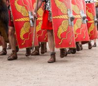 Römische Soldaten marschieren