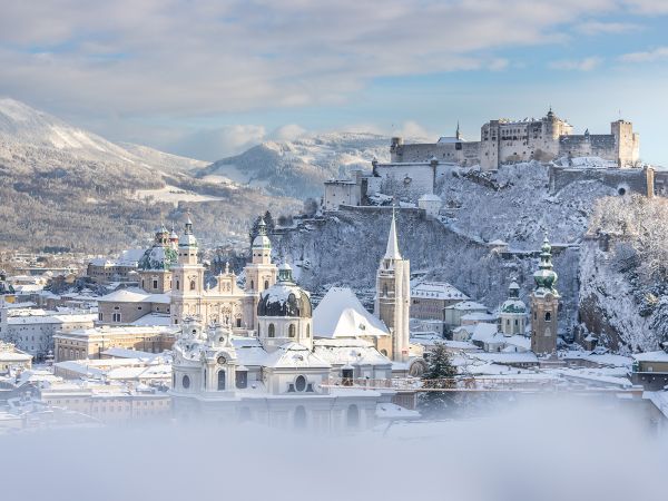 Salzburg verschneit im Winter