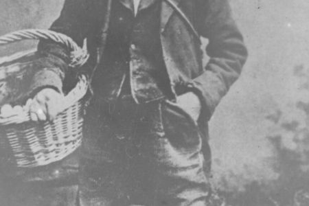 Irischer Mann mit Korb in der rechten Hand