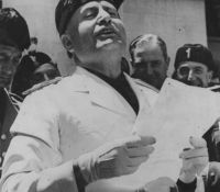 Italiens Diktator Benito Mussolini singt die Nationalhymne.