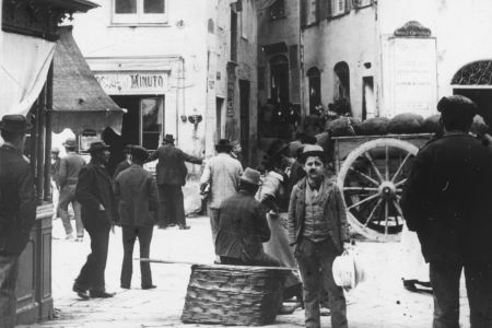 Menschen in einer Straße in Italien.