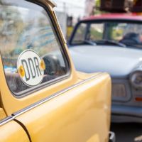 Trabi mit DDR Plakette