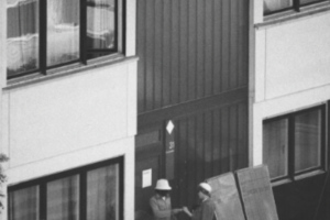 Polizistin verhandelt mit den Attent&auml;tern &copy; Bayerische Staatsbibliothek