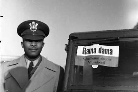 GI vor einem Auto mit dem Schild Rama dama