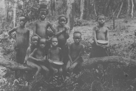 Gruppe von nackten Kindern aus den Kolonialgebieten