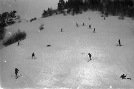 Sch&uuml;lerinnen beim Skifahren 1925