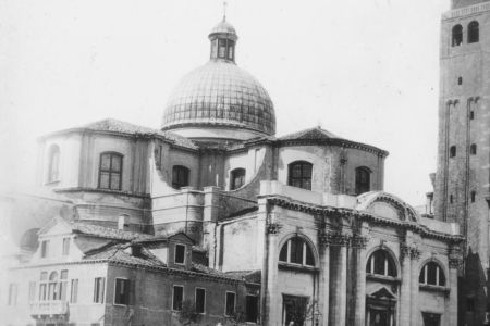 Bauten in Venedig direkt am Kanal.
