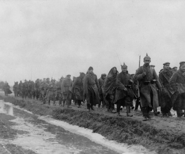 Deutsche Soldaten mit russischen Kriegsgefangenen 1915 bei Warschau