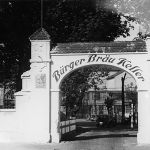 Foto des Eingangs des Bürgerbräukellers in München © Bildarchiv der Bayerischen Staatsbibliothek