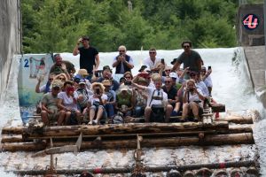 Gruppe von Menschen rutscht mit Floß die Isar entlang © KulturErben
