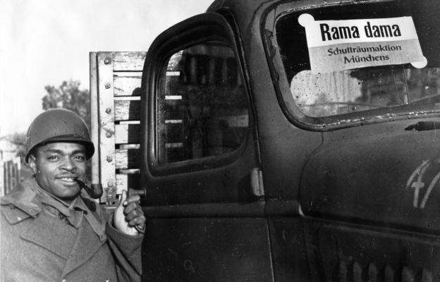 Foto eines GI's in München bei der Aktion Rama dama © Bildarchiv der Bayerischen Staatsbibliothek/Fruhstorfer