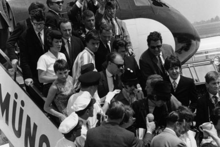 Die Beatles bei der Ankunft in München