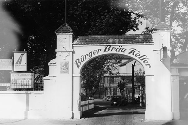 Foto des Eingangs des Bürgerbräukellers in München © Bildarchiv der Bayerischen Staatsbibliothek