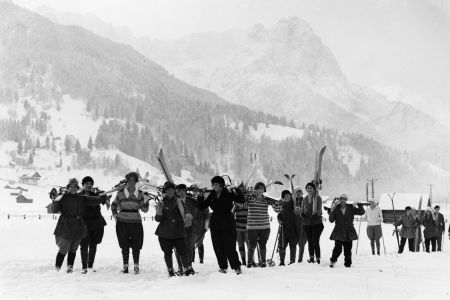Schülerinnen beim Skifahren 1925