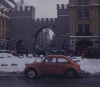 Orangener VW-Käfer am Stachus