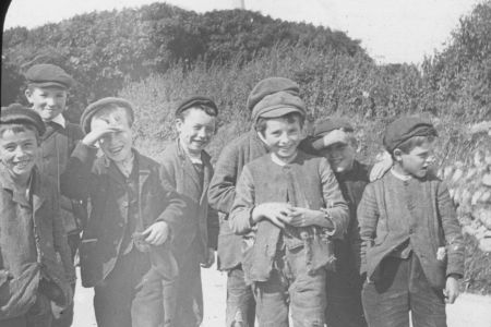 Gruppe von lachenden, männlichen Kindern.