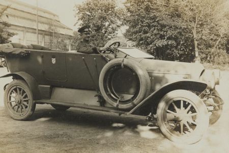 Soldat im Auto um 1915